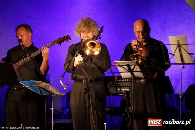 Zdjęcie w galerii na portalu naszraciborz.pl: Cóż to się dzieje. Wszystko się chwieje. To świat się śmieje Gipsy. Boys w Raciborzu wiadomości z regionu