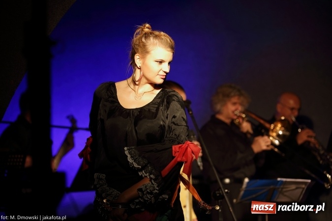 Zdjęcie w galerii na portalu naszraciborz.pl: Cóż to się dzieje. Wszystko się chwieje. To świat się śmieje Gipsy. Boys w Raciborzu wiadomości z regionu