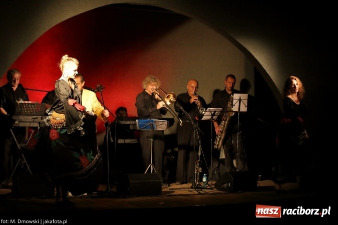 Zdjęcie w galerii na portalu naszraciborz.pl: Cóż to się dzieje. Wszystko się chwieje. To świat się śmieje Gipsy. Boys w Raciborzu wiadomości z regionu