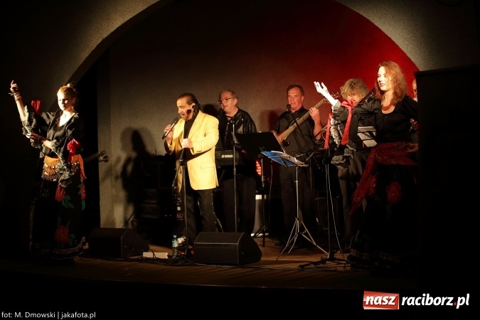 Zdjęcie w galerii na portalu naszraciborz.pl: Cóż to się dzieje. Wszystko się chwieje. To świat się śmieje Gipsy. Boys w Raciborzu wiadomości z regionu