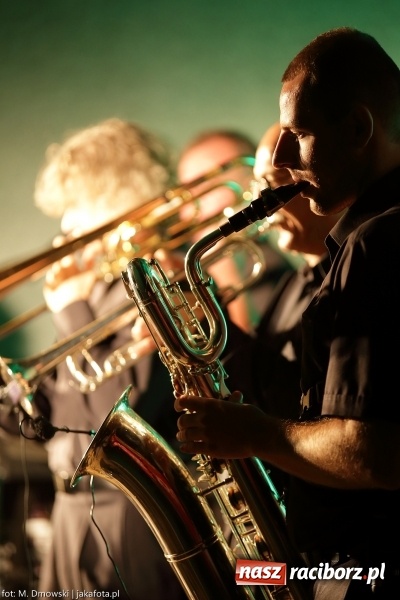Zdjęcie w galerii na portalu naszraciborz.pl: Cóż to się dzieje. Wszystko się chwieje. To świat się śmieje Gipsy. Boys w Raciborzu wiadomości z regionu