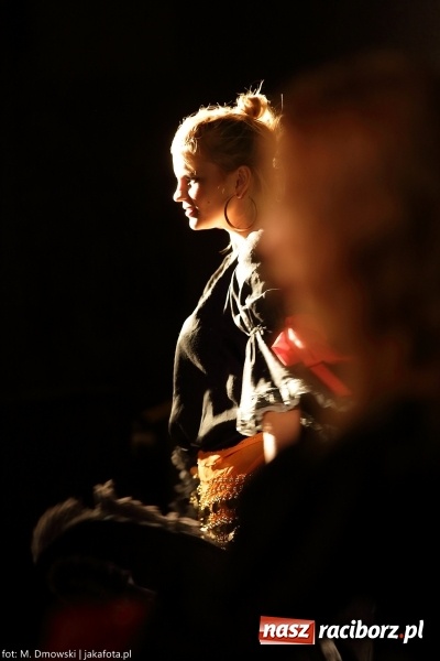 Zdjęcie w galerii na portalu naszraciborz.pl: Cóż to się dzieje. Wszystko się chwieje. To świat się śmieje Gipsy. Boys w Raciborzu wiadomości z regionu