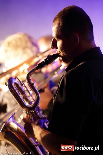 Zdjęcie w galerii na portalu naszraciborz.pl: Cóż to się dzieje. Wszystko się chwieje. To świat się śmieje Gipsy. Boys w Raciborzu wiadomości z regionu