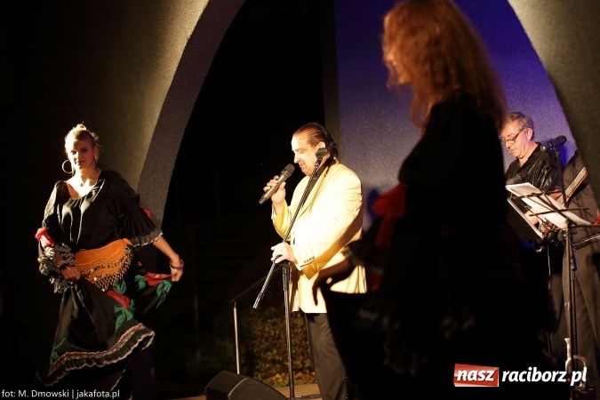 Zdjęcie w galerii na portalu naszraciborz.pl: Cóż to się dzieje. Wszystko się chwieje. To świat się śmieje Gipsy. Boys w Raciborzu wiadomości z regionu