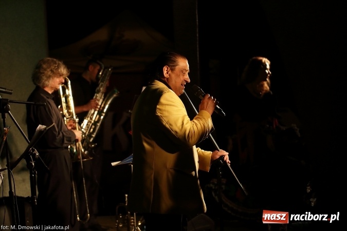 Zdjęcie w galerii na portalu naszraciborz.pl: Cóż to się dzieje. Wszystko się chwieje. To świat się śmieje Gipsy. Boys w Raciborzu wiadomości z regionu