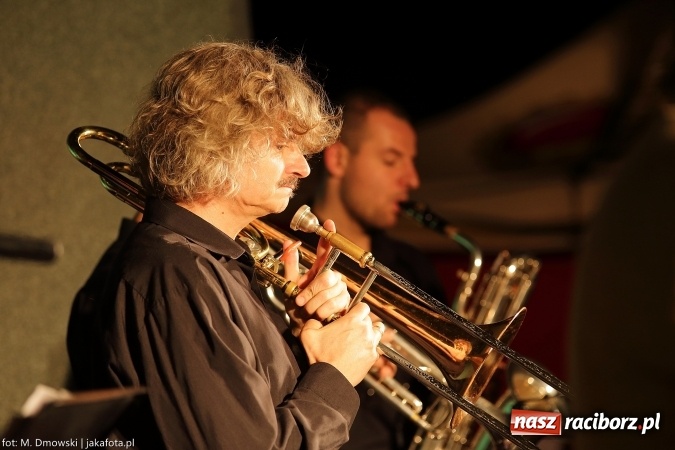 Zdjęcie w galerii na portalu naszraciborz.pl: Cóż to się dzieje. Wszystko się chwieje. To świat się śmieje Gipsy. Boys w Raciborzu wiadomości z regionu