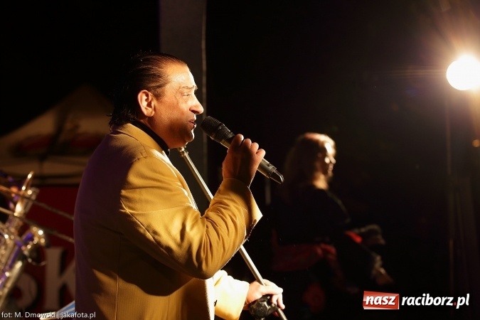 Zdjęcie w galerii na portalu naszraciborz.pl: Cóż to się dzieje. Wszystko się chwieje. To świat się śmieje Gipsy. Boys w Raciborzu wiadomości z regionu