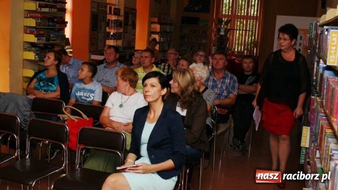 Zdjęcie w galerii na portalu naszraciborz.pl: O Tragedii Górnośląskiej w bibliotece wiadomości z regionu