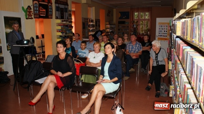 Zdjęcie w galerii na portalu naszraciborz.pl: O Tragedii Górnośląskiej w bibliotece wiadomości z regionu