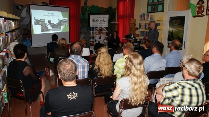 Zdjęcie w galerii na portalu naszraciborz.pl: O Tragedii Górnośląskiej w bibliotece wiadomości z regionu