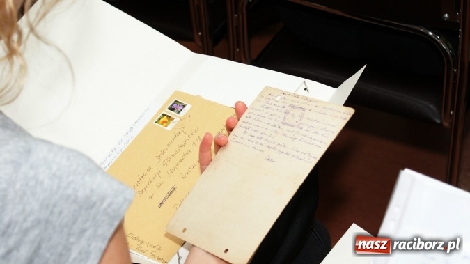 Zdjęcie w galerii na portalu naszraciborz.pl: O Tragedii Górnośląskiej w bibliotece wiadomości z regionu