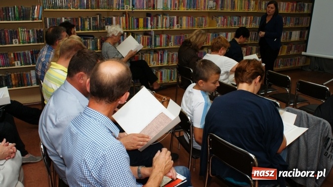 Zdjęcie w galerii na portalu naszraciborz.pl: O Tragedii Górnośląskiej w bibliotece wiadomości z regionu