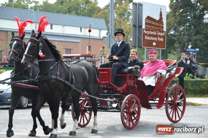 Zdjęcie w galerii na portalu naszraciborz.pl: Wstrząśnijmy naszymi sumieniami i podzielmy się chlebem! Dożynki Diecezji Gliwickiej w Rudach wiadomości z regionu