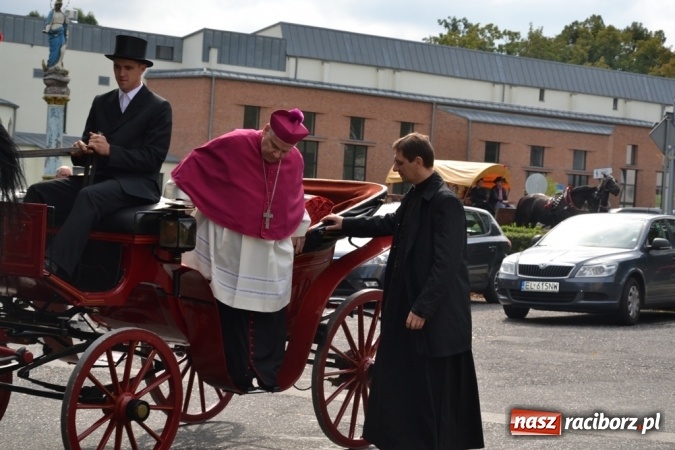 Zdjęcie w galerii na portalu naszraciborz.pl: Wstrząśnijmy naszymi sumieniami i podzielmy się chlebem! Dożynki Diecezji Gliwickiej w Rudach wiadomości z regionu