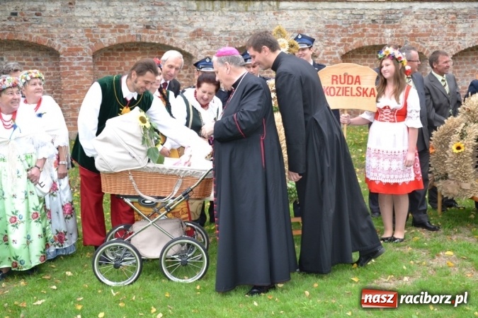 Zdjęcie w galerii na portalu naszraciborz.pl: Wstrząśnijmy naszymi sumieniami i podzielmy się chlebem! Dożynki Diecezji Gliwickiej w Rudach wiadomości z regionu