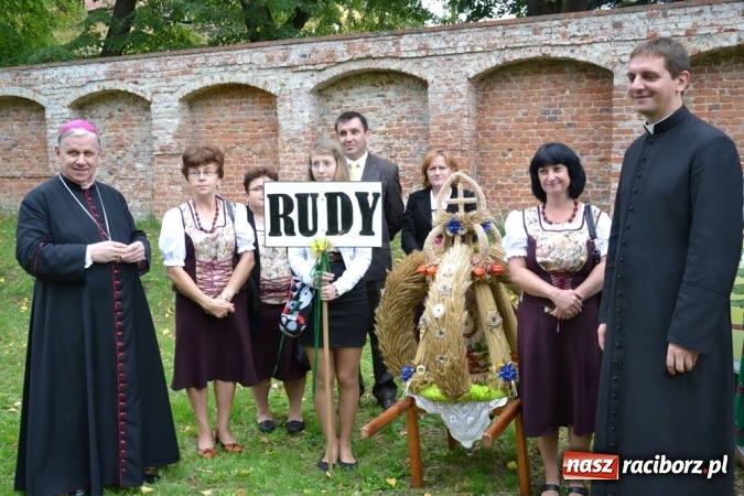 Zdjęcie w galerii na portalu naszraciborz.pl: Wstrząśnijmy naszymi sumieniami i podzielmy się chlebem! Dożynki Diecezji Gliwickiej w Rudach wiadomości z regionu