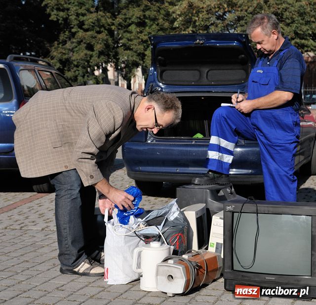 Zdjęcie w galerii na portalu naszraciborz.pl: Racibórz zalewają śmieci  wiadomości z regionu