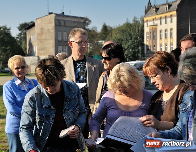 Zdjęcie w galerii na portalu naszraciborz.pl: Racibórz zalewają śmieci  wiadomości z regionu