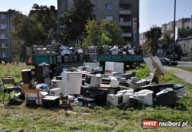 Zdjęcie w galerii na portalu naszraciborz.pl: Racibórz zalewają śmieci  wiadomości z regionu