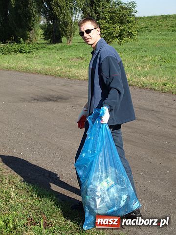 Zdjęcie w galerii na portalu naszraciborz.pl: Racibórz zalewają śmieci  wiadomości z regionu