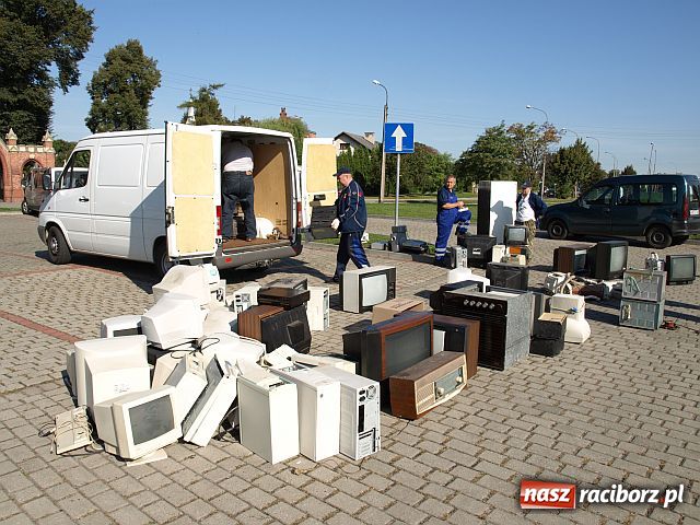 Zdjęcie w galerii na portalu naszraciborz.pl: Racibórz zalewają śmieci  wiadomości z regionu