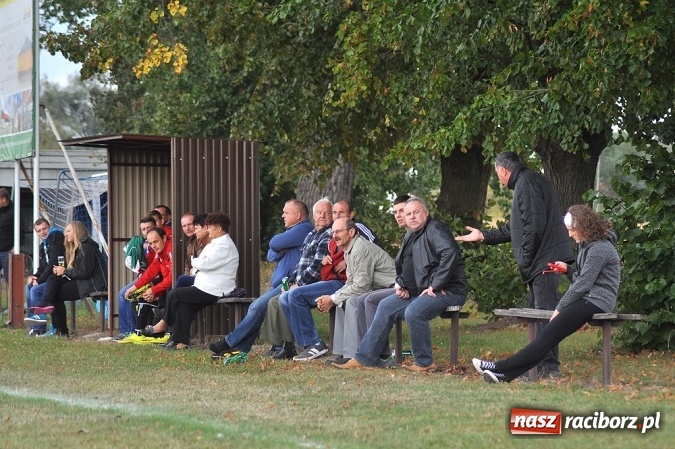 Zdjęcie w galerii na portalu naszraciborz.pl: Emocje w Grzegorzowicach. Trzy czerwone kartki i zwycięstwo Sparty wiadomości z regionu