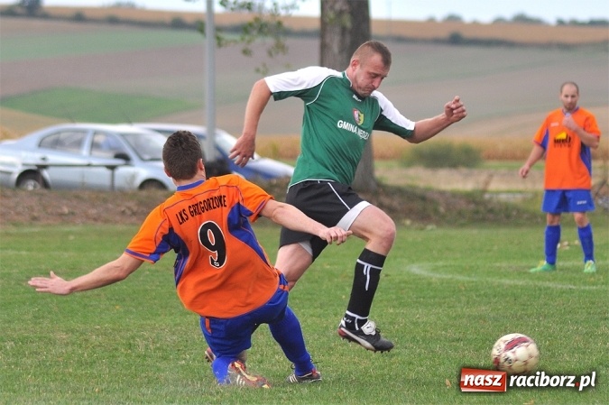 Zdjęcie w galerii na portalu naszraciborz.pl: Emocje w Grzegorzowicach. Trzy czerwone kartki i zwycięstwo Sparty wiadomości z regionu