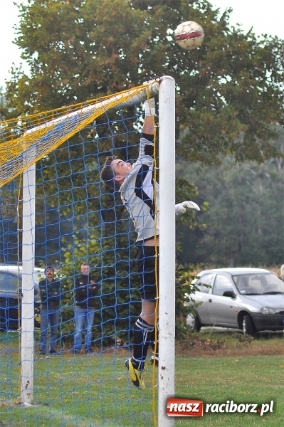 Zdjęcie w galerii na portalu naszraciborz.pl: Emocje w Grzegorzowicach. Trzy czerwone kartki i zwycięstwo Sparty wiadomości z regionu