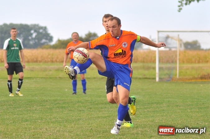 Zdjęcie w galerii na portalu naszraciborz.pl: Emocje w Grzegorzowicach. Trzy czerwone kartki i zwycięstwo Sparty wiadomości z regionu