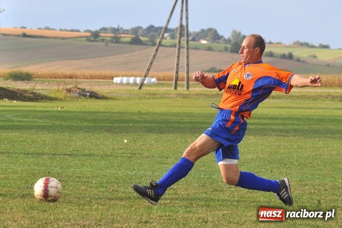 Zdjęcie w galerii na portalu naszraciborz.pl: Emocje w Grzegorzowicach. Trzy czerwone kartki i zwycięstwo Sparty wiadomości z regionu