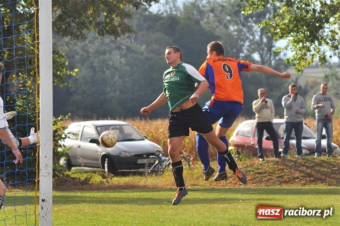 Zdjęcie w galerii na portalu naszraciborz.pl: Emocje w Grzegorzowicach. Trzy czerwone kartki i zwycięstwo Sparty wiadomości z regionu