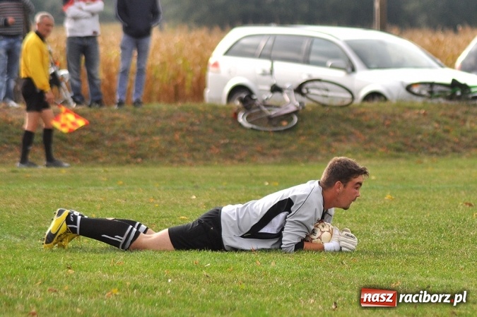 Zdjęcie w galerii na portalu naszraciborz.pl: Emocje w Grzegorzowicach. Trzy czerwone kartki i zwycięstwo Sparty wiadomości z regionu