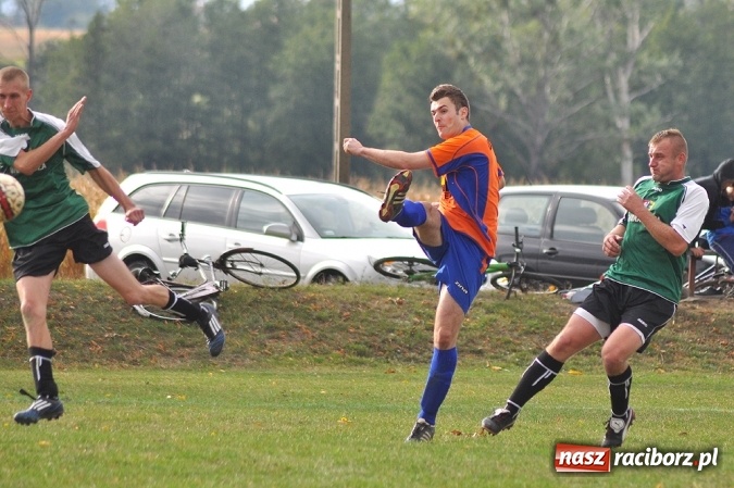 Zdjęcie w galerii na portalu naszraciborz.pl: Emocje w Grzegorzowicach. Trzy czerwone kartki i zwycięstwo Sparty wiadomości z regionu