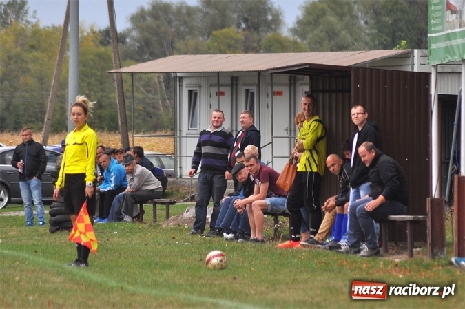 Zdjęcie w galerii na portalu naszraciborz.pl: Emocje w Grzegorzowicach. Trzy czerwone kartki i zwycięstwo Sparty wiadomości z regionu