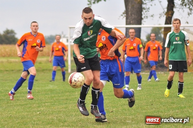 Zdjęcie w galerii na portalu naszraciborz.pl: Emocje w Grzegorzowicach. Trzy czerwone kartki i zwycięstwo Sparty wiadomości z regionu