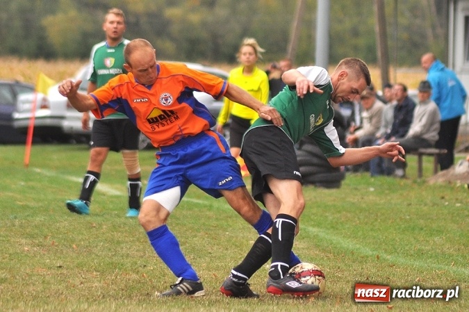 Zdjęcie w galerii na portalu naszraciborz.pl: Emocje w Grzegorzowicach. Trzy czerwone kartki i zwycięstwo Sparty wiadomości z regionu