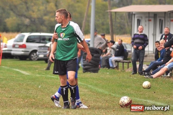 Zdjęcie w galerii na portalu naszraciborz.pl: Emocje w Grzegorzowicach. Trzy czerwone kartki i zwycięstwo Sparty wiadomości z regionu