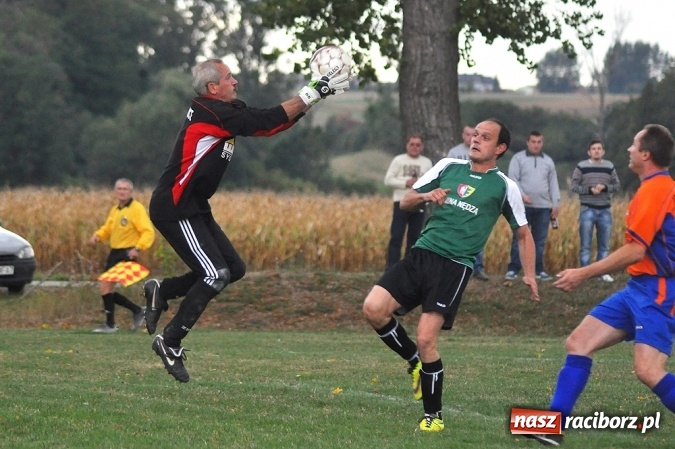 Zdjęcie w galerii na portalu naszraciborz.pl: Emocje w Grzegorzowicach. Trzy czerwone kartki i zwycięstwo Sparty wiadomości z regionu