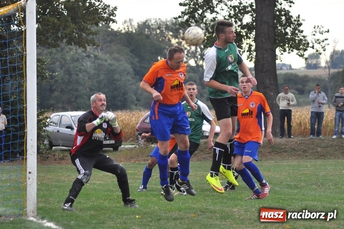 Zdjęcie w galerii na portalu naszraciborz.pl: Emocje w Grzegorzowicach. Trzy czerwone kartki i zwycięstwo Sparty wiadomości z regionu