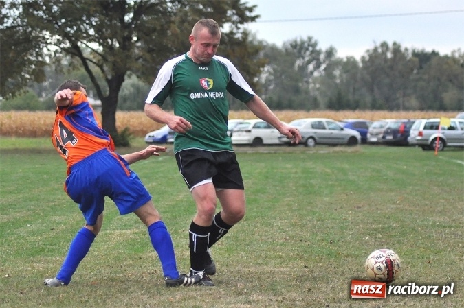 Zdjęcie w galerii na portalu naszraciborz.pl: Emocje w Grzegorzowicach. Trzy czerwone kartki i zwycięstwo Sparty wiadomości z regionu