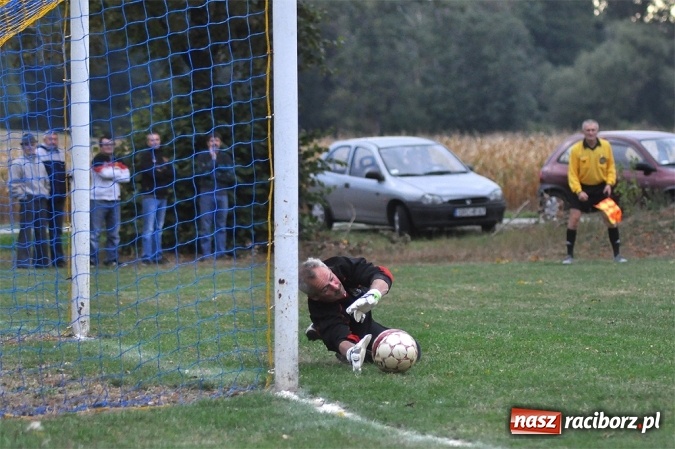 Zdjęcie w galerii na portalu naszraciborz.pl: Emocje w Grzegorzowicach. Trzy czerwone kartki i zwycięstwo Sparty wiadomości z regionu