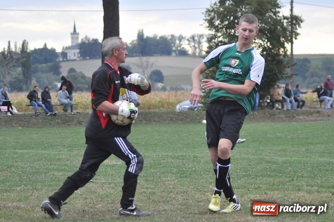 Zdjęcie w galerii na portalu naszraciborz.pl: Emocje w Grzegorzowicach. Trzy czerwone kartki i zwycięstwo Sparty wiadomości z regionu