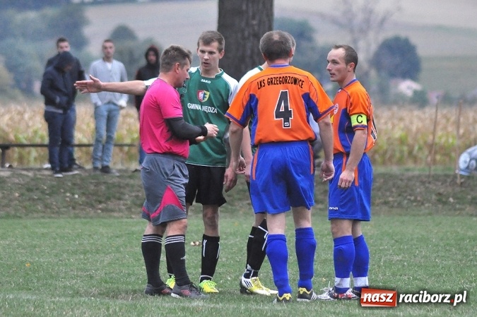 Zdjęcie w galerii na portalu naszraciborz.pl: Emocje w Grzegorzowicach. Trzy czerwone kartki i zwycięstwo Sparty wiadomości z regionu