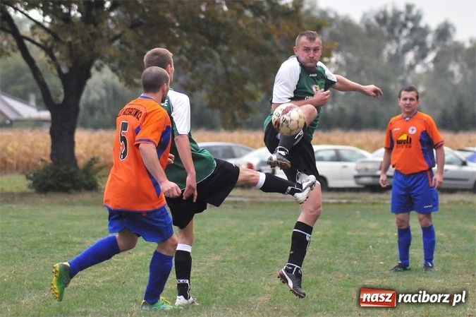 Zdjęcie w galerii na portalu naszraciborz.pl: Emocje w Grzegorzowicach. Trzy czerwone kartki i zwycięstwo Sparty wiadomości z regionu