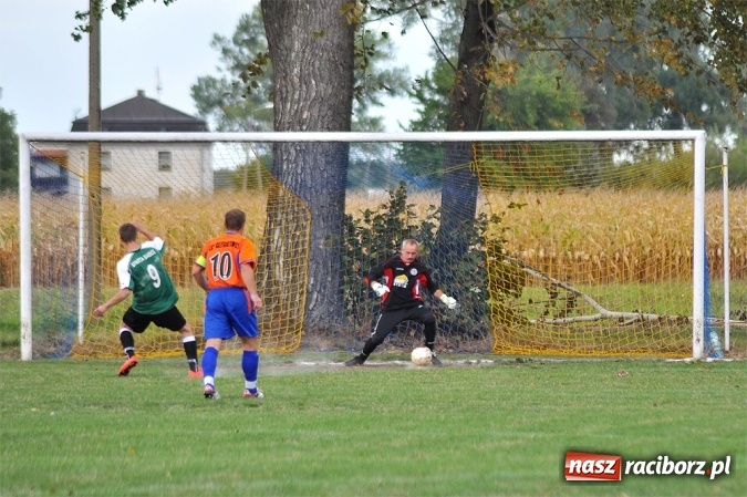 Zdjęcie w galerii na portalu naszraciborz.pl: Emocje w Grzegorzowicach. Trzy czerwone kartki i zwycięstwo Sparty wiadomości z regionu