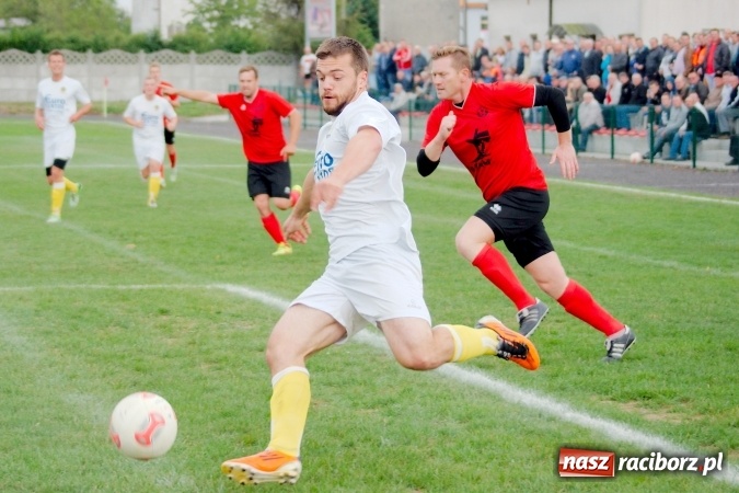 Zdjęcie w galerii na portalu naszraciborz.pl: A klasa: Derby gminy dla Tworkowa. Tysięczny mecz Dariusza Podlaska wiadomości z regionu