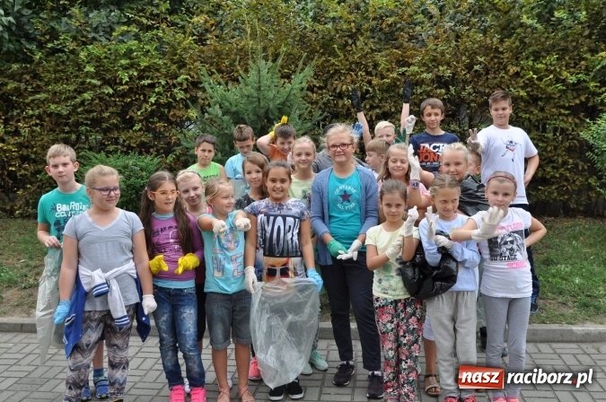 Zdjęcie w galerii na portalu naszraciborz.pl: Wyprawa - poprawa - uczniowie osiemnastki sprzątali świat wiadomości z regionu