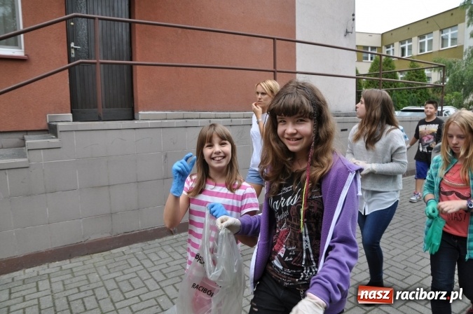 Zdjęcie w galerii na portalu naszraciborz.pl: Wyprawa - poprawa - uczniowie osiemnastki sprzątali świat wiadomości z regionu