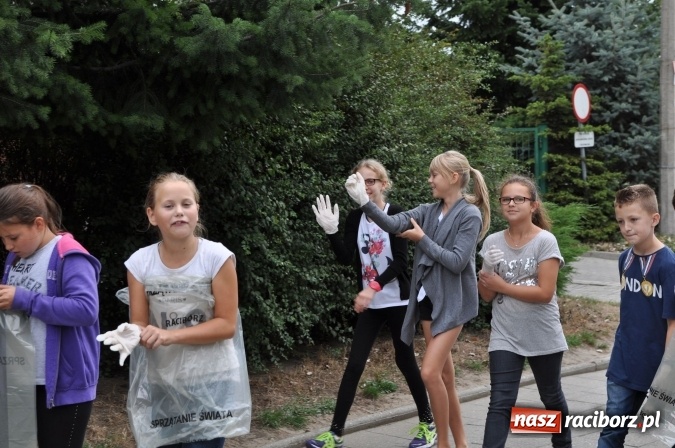 Zdjęcie w galerii na portalu naszraciborz.pl: Wyprawa - poprawa - uczniowie osiemnastki sprzątali świat wiadomości z regionu