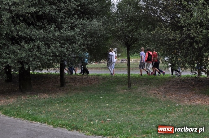 Zdjęcie w galerii na portalu naszraciborz.pl: Wyprawa - poprawa - uczniowie osiemnastki sprzątali świat wiadomości z regionu